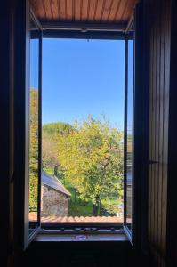 a window with a view of a tree at Studio vintage in Parthenay +2 photos