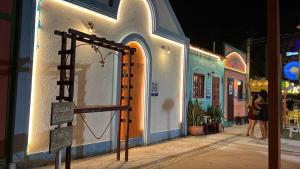 a street with a sign in front of a building at Sol, mar, equilíbrio perfeito praia do frances! in Marechal Deodoro
