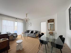 a living room with a glass table and a couch at Nuit D'or - Cape Champagne - Séjour & Pro in Épernay