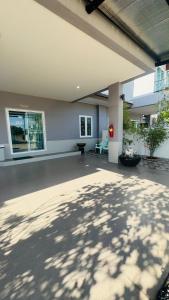 an empty patio of a house with at Kitjamyhome2 in Ban Tha Thon