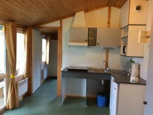 Kuchyň nebo kuchyňský kout v ubytování Camping Les Lupins
