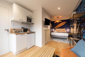 a small apartment with a kitchen and a bed at Air Nomad • Sydney in Valenciennes