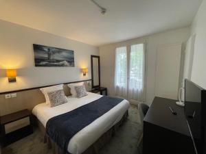 a hotel room with a bed and a desk at Adonis Cottage la Baule in La Baule