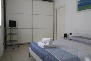 a bedroom with a bed with towels on it at Casa Nicky in Abano Terme