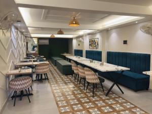 a dining room with a long table and chairs at Royal Palm Inn in Jāmb