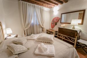 sypialnia z 2 łóżkami i dużym lustrem w obiekcie Florence Tower Apartment we Florencji