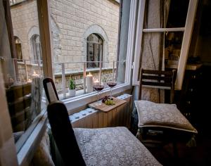 - un balcon avec une table et deux verres de vin dans l'établissement Florence Tower Apartment, à Florence
