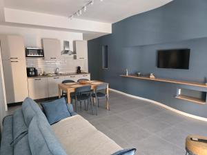 a living room with a couch and a table and a kitchen at Sole e Sale in Terracina