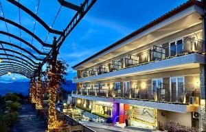 ein Hotel mit Weihnachtsbeleuchtung davor in der Unterkunft Nidimos Hotel in Delphi