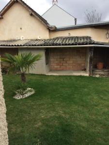 a house with a palm tree in the yard at Le Green d'Apigné in Le Rheu