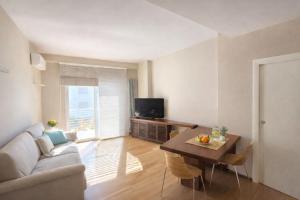 a living room with a couch and a table at Residence Prestige - Pineto Vacanza in Pineto