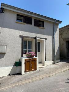 a house with a flower box in front of it at Petite maison de village in Ancerville