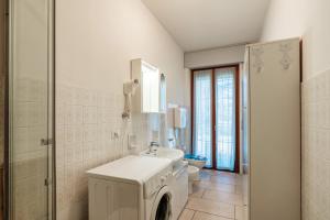 a bathroom with a washing machine and a sink at Villa Ferri in Peschiera del Garda