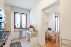 a small kitchen with a table and a microwave at Villa Ferri in Peschiera del Garda