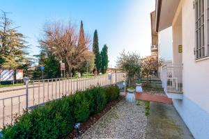 a fence next to a building next to a street at Villa Ferri in Peschiera del Garda