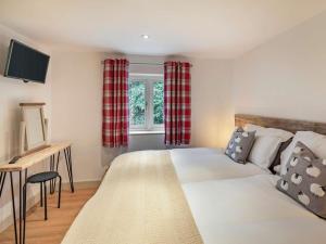 a bedroom with a bed and a desk and a window at 2 Bed in Newark oc-87683 in Coddington