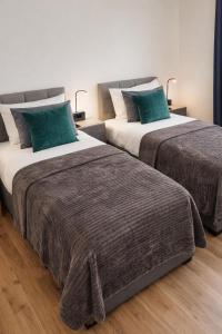 two beds sitting next to each other in a room at Modern Royal Suite in Hirschaid