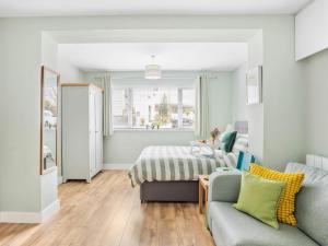 a living room with a couch and a bed at 1 Bed in Brixham oc-78520 in Galmpton-on-the-Dart