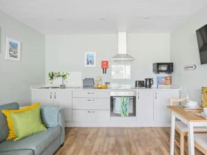 a living room with a couch and a kitchen at 1 Bed in Brixham oc-78520 in Galmpton-on-the-Dart
