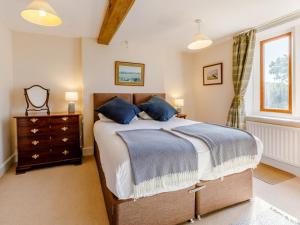 a bedroom with a bed and a dresser and a window at 8 Bed in Rugeley oc-79321 in Abbots Bromley