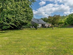 a yard with a house with a fence and trees at 2 Bed in Hereford oc-82095 in Byford