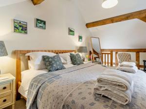 a bedroom with a bed with a blanket on it at 2 Bed in Hereford oc-82095 in Byford