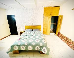 a bedroom with a bed with a green comforter at Residence Man zele in Man