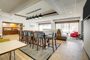 an office lobby with a table and chairs at Hampton Inn Beaufort in Beaufort