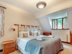 a bedroom with a bed with two towels on it at 5 Bed in Cheltenham oc-94643 in Lower Slaughter