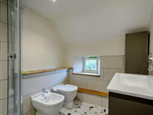 a bathroom with a toilet and a sink at 6 Bed in Lechlade oc-93251 in Lechlade +31 photos
