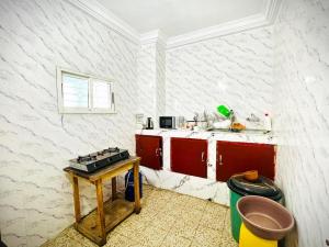 a kitchen with red and white walls and a table at Residence Gold in Man
