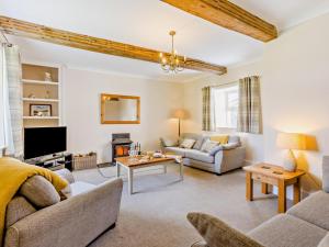 a living room with a couch and a tv at 6 Bed in Okehampton oc-estra in Okehampton