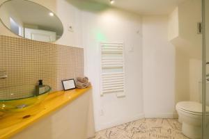 a bathroom with a sink and a mirror at Grande Péniche Climatisée avec Terrasse - Proche Paris in Puteaux +30 photos