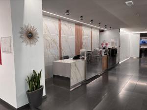 eine Lobby mit Rezeption in einem Gebäude in der Unterkunft One Hotel & Restaurant in Dalmine