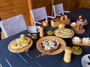 a blue table with plates of food on it at Wood & Soul - בקתות משולשות מיוחדות עם בריכה פרטית in ‘Isfiyā