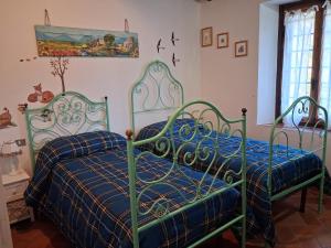 a bedroom with two green beds in a room at Canto dei Merli in Greve in Chianti