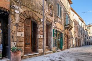 an alley in an old stone building with an archway at La Casa Nel Corso in Pitigliano