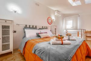 a bedroom with a bed with two stuffed animals on it at La Casa Nel Corso in Pitigliano