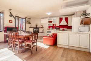 a kitchen and dining room with a table and chairs at La Casa Nel Corso in Pitigliano