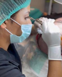 a woman in a operating room with a mask on her face at mutlu genç dur in Atakum +9 photos
