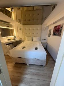 ein Schlafzimmer mit einem großen weißen Bett und einem Waschbecken in der Unterkunft The Constantine Hotel in Istanbul + 120 Fotos