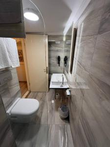 ein Badezimmer mit Toilette und Waschbecken in der Unterkunft The Constantine Hotel in Istanbul