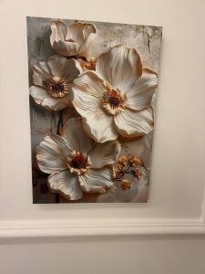 ein Gemälde mit weißen Blumen an einer Wand in der Unterkunft The Constantine Hotel in Istanbul