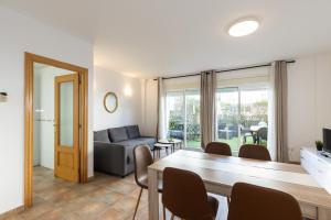 a living room with a table and a couch at Cumbre in Salou