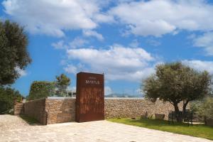 Ein Schild mit der Aufschrift „Hauptarbeiten“ an einer Backsteinmauer in der Unterkunft Myrtus Agropoli in Agropoli + 137 Fotos