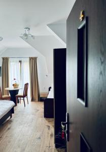 a room with a bed and a room with a table at Willa u Marioli in Ściegny