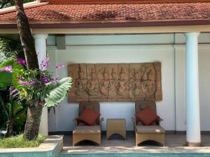a wall with a relief on the side of a house at Baan Na Villa in Satuk