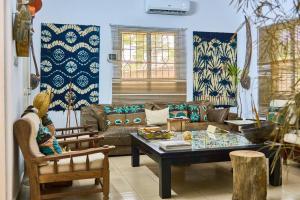 ein Wohnzimmer mit Sofa und Tisch in der Unterkunft Villa Masada in Grand-Bassam