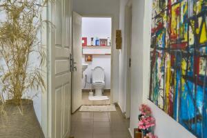 ein Badezimmer mit Toilette im Flur in der Unterkunft Villa Masada in Grand-Bassam
