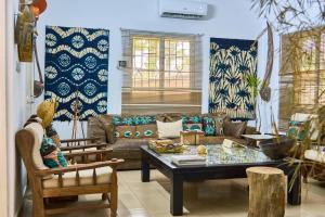 ein Wohnzimmer mit Sofa und Tisch in der Unterkunft Villa Masada in Grand-Bassam + 29 Fotos
